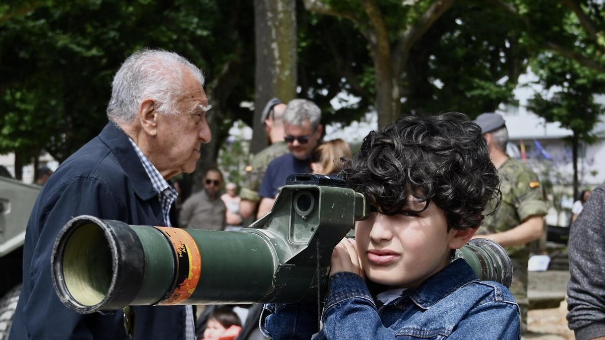 Un joven prueba un lanzagranadas descargado de la Brilat.