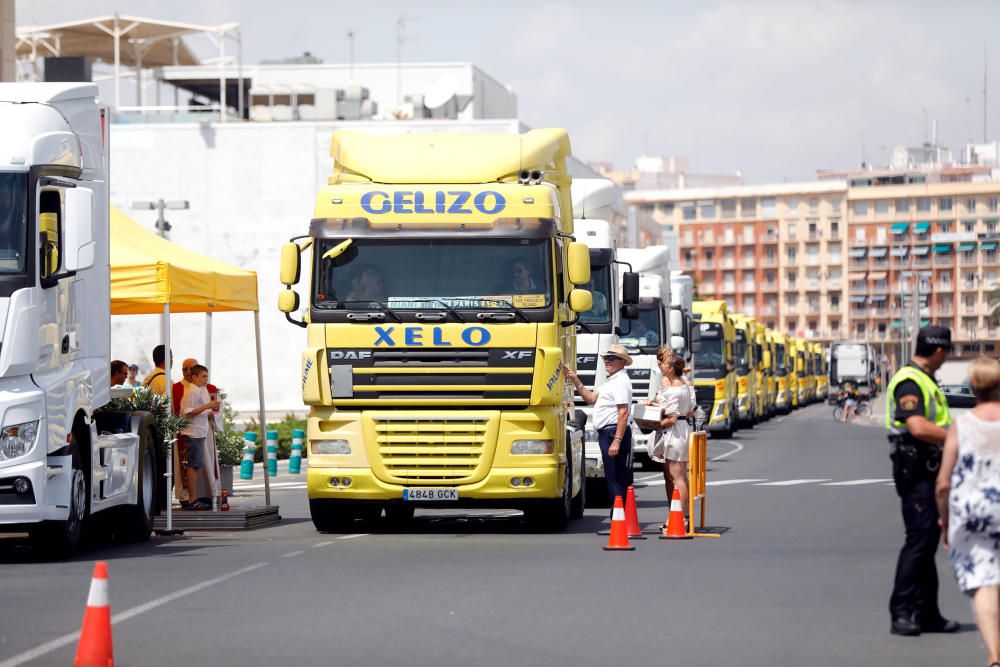 Procesión de camiones de la federación valenciana de empresarios de transporte