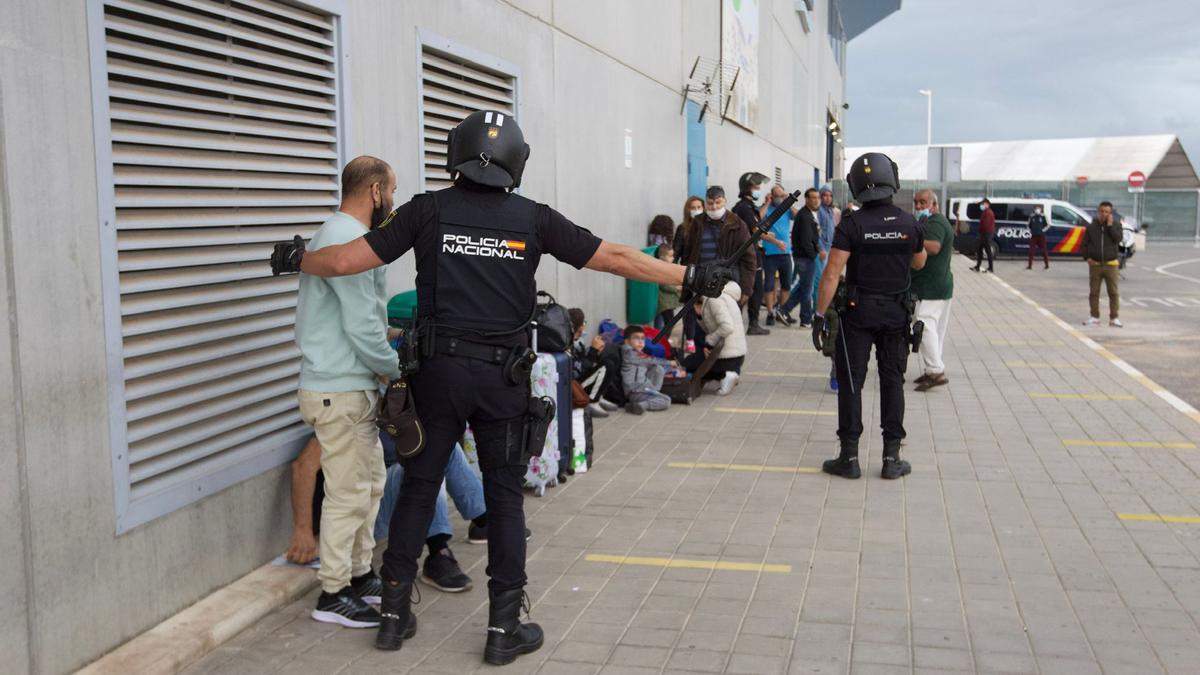Las imágenes de los altercados en el Puerto de Alicante por el ferry a Orán