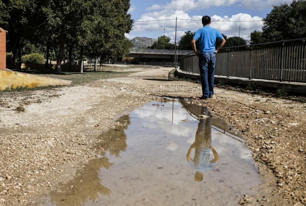 El parque Huerto Peluca de Sax inundado de aguas fecales