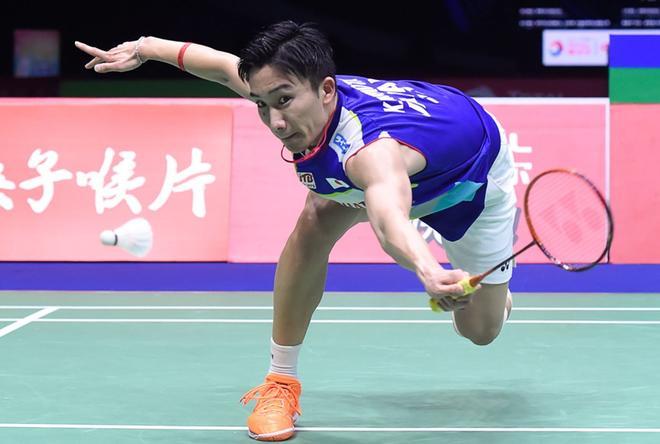 Kento Momota, de Japón, regresa contra Lee Zii Jia de Malasia durante el partido de cuartos de final de individuales de hombres en los campeonatos mundiales de bádminton de la Copa Sudirman 2019 en Nanning.