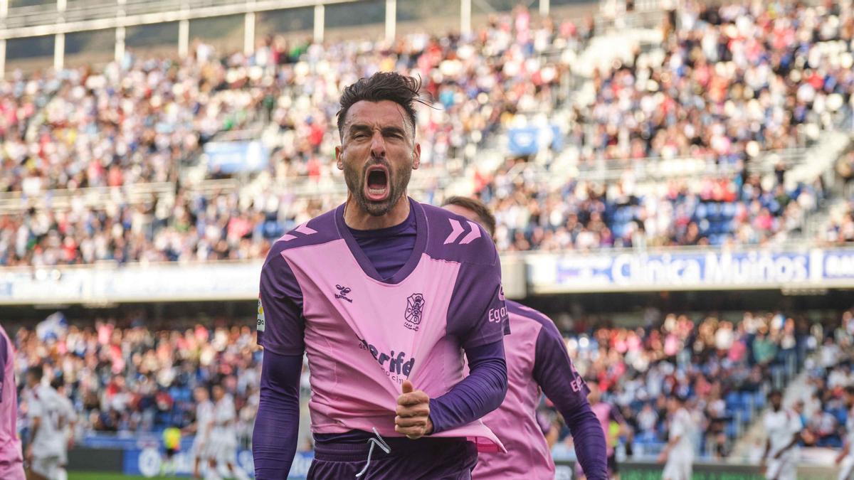Enric Gallego celebra el gol marcado frente al Albacete en el Heliodoro.