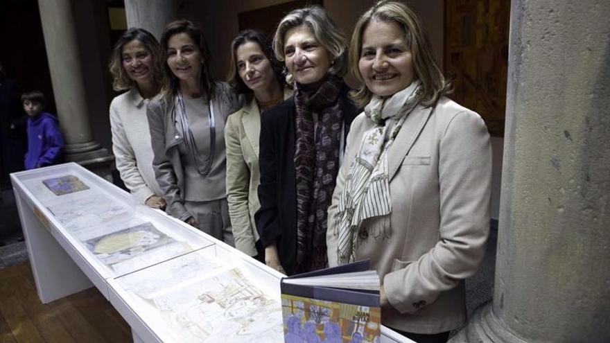 Por la izquierda, Carmen, María, Ana, Alicia y Gracia Suárez Botas, ayer, en el Museo Casa Natal Jovellanos, junto a algunos trabajos de Botas. |