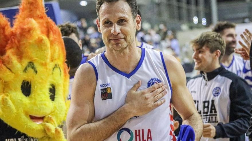 Pedro Llompart se lleva la mano al corazón después de uno de sus últimos partidos con el HLA.