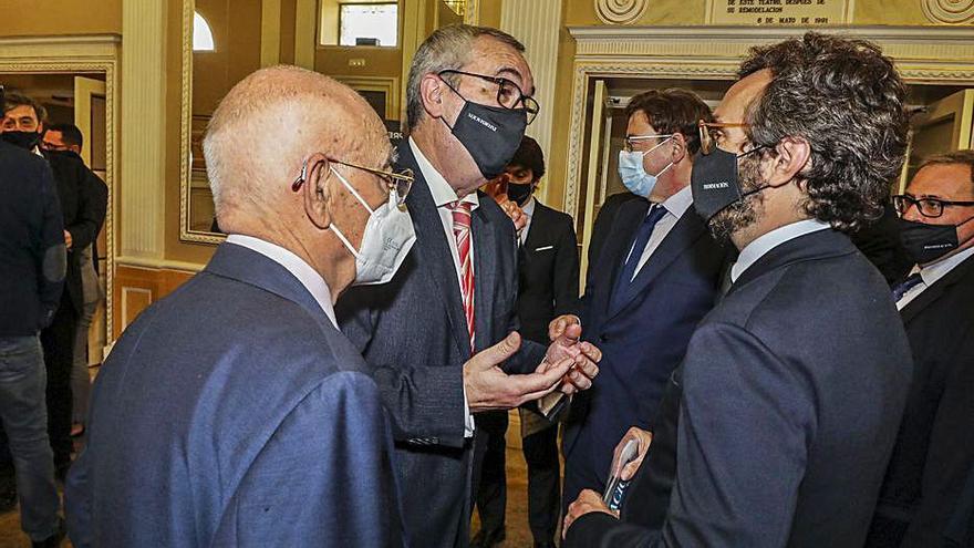 Francisco Esquivel conversa con el consejero delegado de Prensa Ibérica, Aitor Moll, en presencia del consejero Jesús Prado. Al fondo, en el centro, el presidente de la Generalitat Valenciana, Ximo Puig.