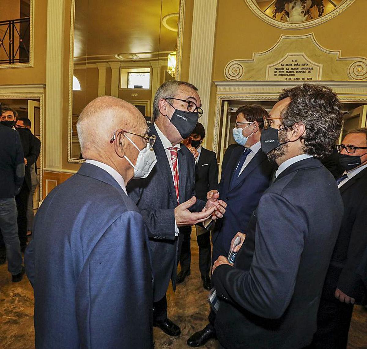 Francisco Esquivel conversa con el consejero delegado de Prensa Ibérica, Aitor Moll, en presencia del consejero Jesús Prado. Al fondo, en el centro, el presidente de la Generalitat Valenciana, Ximo Puig.