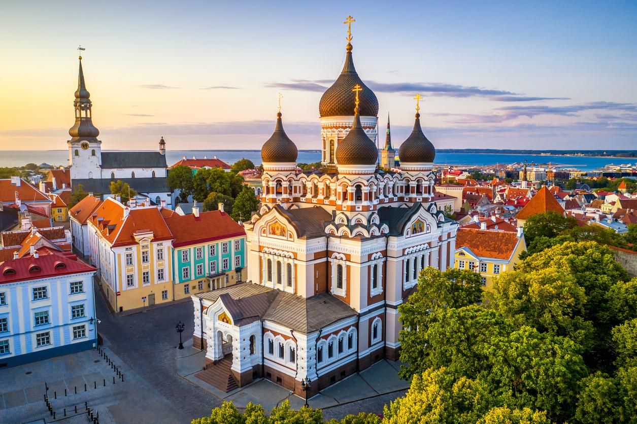 Catedral de Alexander Nevsky y Catedral de Santa María al atardecer en Tallin, Estonia.
