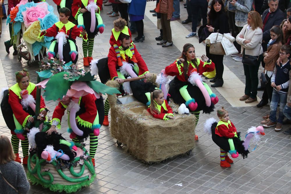 Desfile de dioses y grupos de animación.