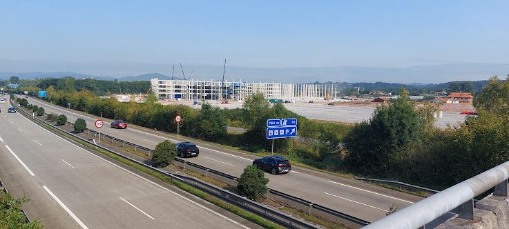 Vista general de la obra de la nave desde un alto sobre la autopista