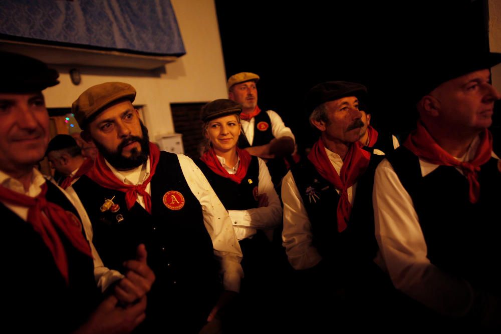 La localidad de la Sierra de las Nieves se llena de luz debido a la quema de los rondeles, antiguos capachos de esparto que se usaban en las prensas de los molinos de aceite para molturar la aceituna.