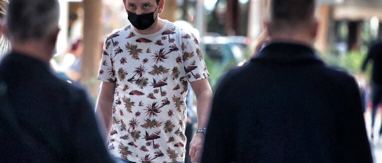 Varias personas con mascarilla pasean por Santa Cruz de Tenerife.