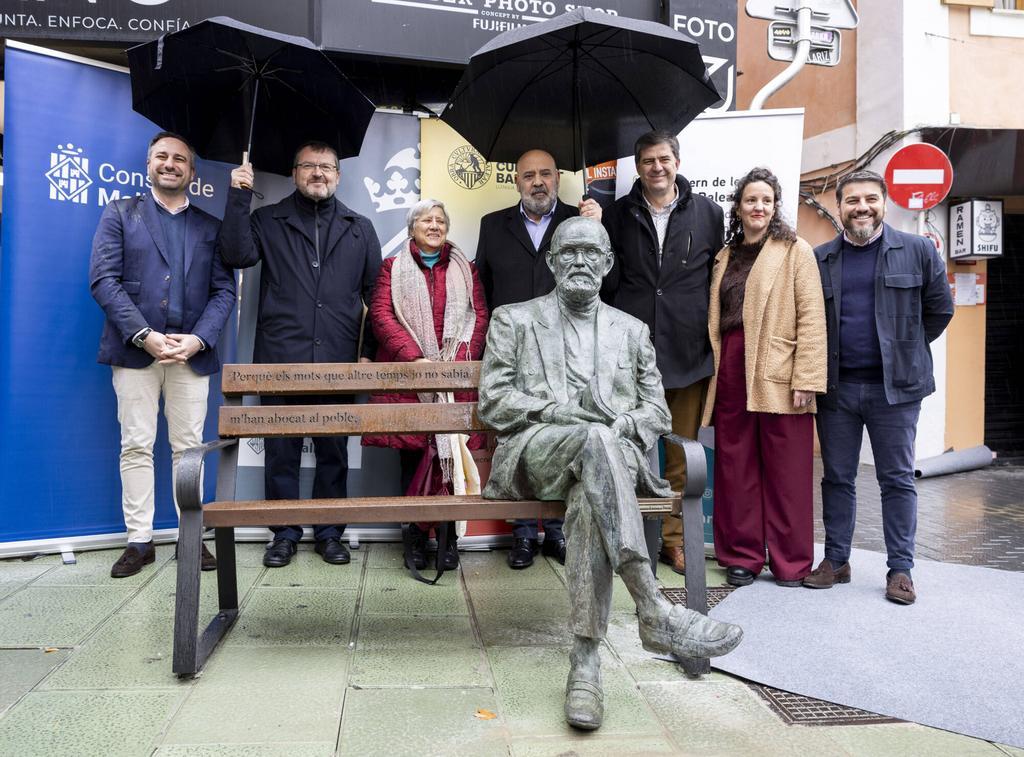 VÍDEO | Inauguración de la escultura homenaje a Josep Maria Llompart en Palma