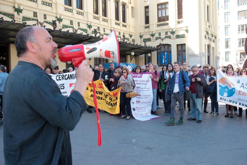 Concentración en València contra el "maltrato continuo" de Renfe