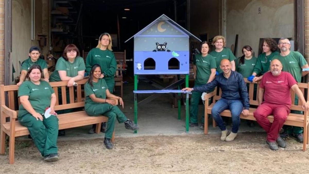 El alcalde de Porriño, Alejandro Lorenzo, visita al alumnado del taller de carpintería que construyó las casetas para gatos.   | // D.P.