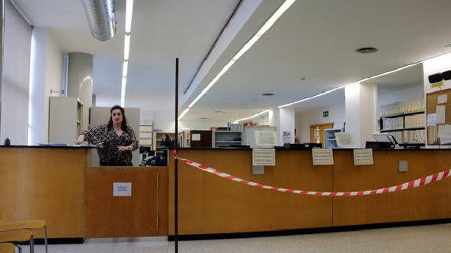 L&#039;oficina del Registre Civil dels Jutjats de Girona, on la taula principal està separada amb una cinta del punt on s&#039;espera la gent per ser atesa