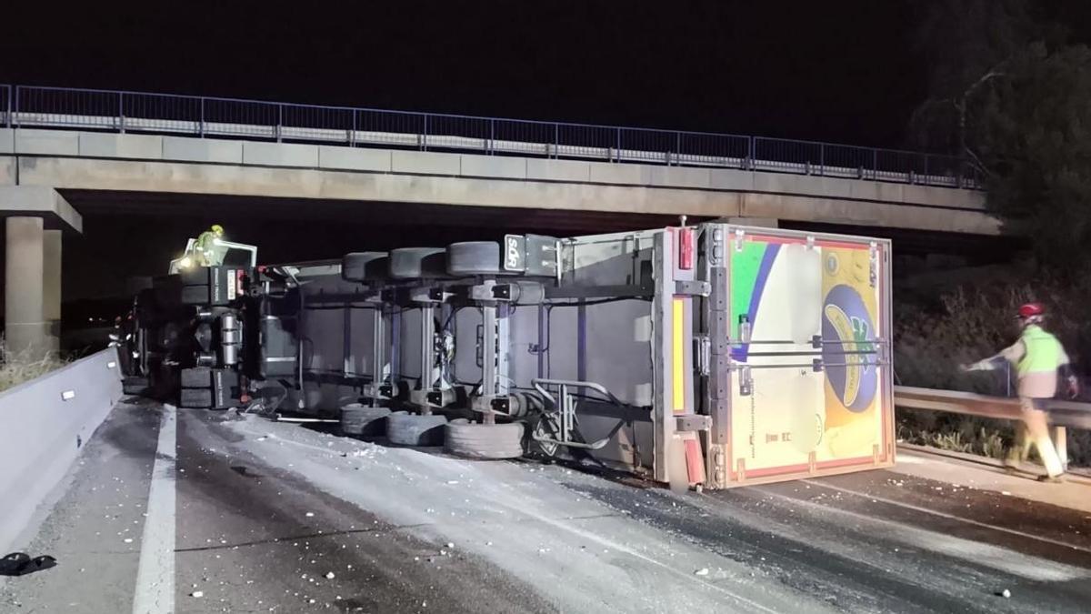 Vuelca un tráiler frigorífico en la AP-7 en Castellón