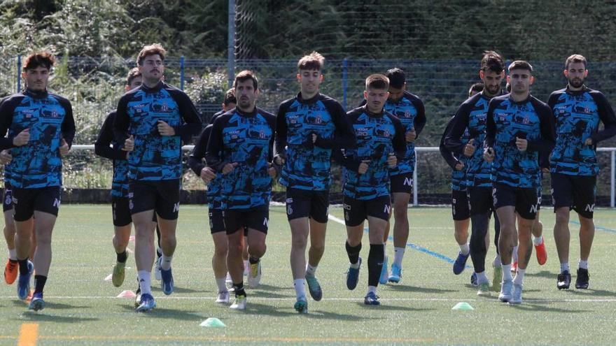 Los jugadores del Avilés hacen carrera continua en el entrenamiento de ayer en La Toba. | Mara Villamuza