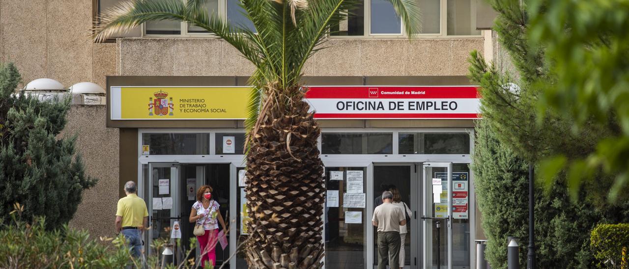 Personas en paro hacen cola frente a una oficina del SEPE en Madrid para ser atendidos.