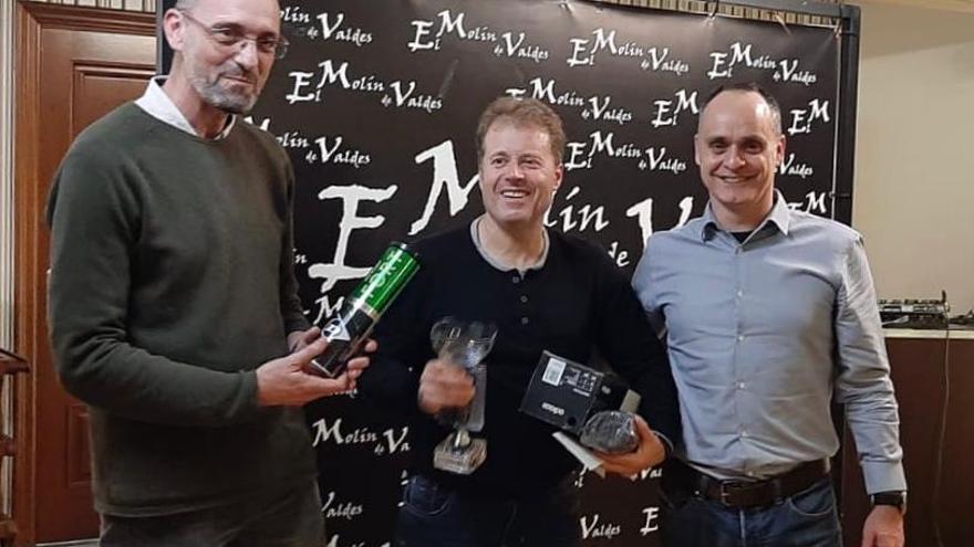 Miguel Pérez, en el centro, con sus trofeos. A su lado Manuel Cuesta y Raúl Lamas.