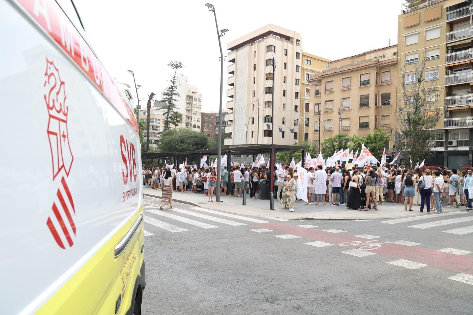 Unos 300 médicos participan en la concentración de la plaza de la Montañeta de Alicante