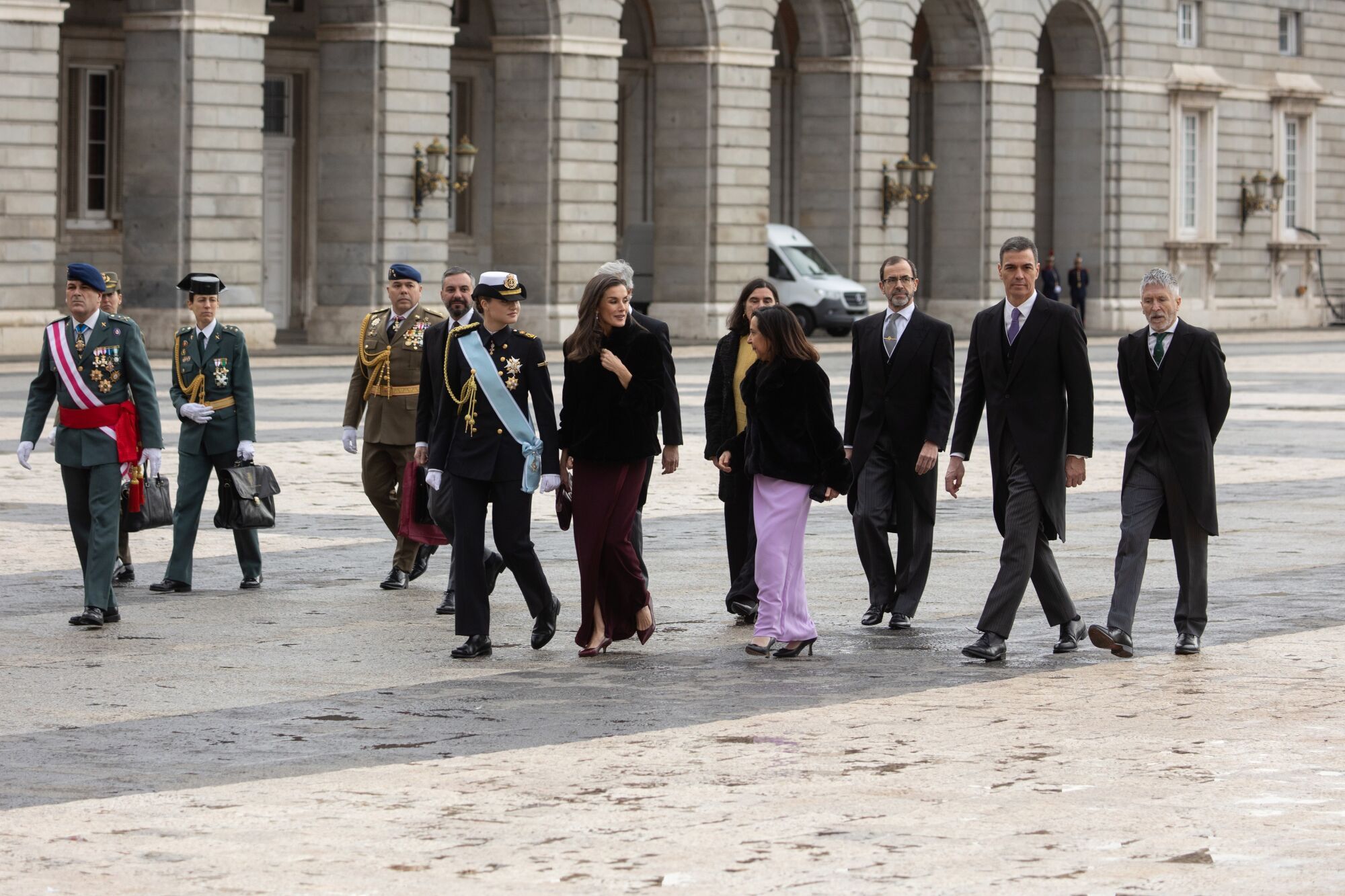 06/01/2025 La princesa Leonor, la Reina Letizia, la ministra de Defensa, Margarita Robles, el presidente del Gobierno, Pedro Sánchez, y el ministro de Interior, Fernando Grande-Marlaska, durante la Pascua Militar, en el Palacio Real, a 6 de enero de 2025, en Madrid (España). La Pascua Militar es una ceremonia que celebra la recuperación de la localidad menorquina de Mahón el 6 de enero de 1782, que se encontraba en poder de los ingleses, durante la cual se realiza un balance de las vicisitudes del año anterior y se marcan las líneas de acción que se desarrollarán en el siguiente. Durante el acto, se rinden honores mediante el himno nacional y una salva de 21 cañonazos, y el Rey Felipe VI pasa revista. Posteriormente, se realiza la imposición de condecoraciones militares a aquellos civiles y miembros de las Fuerzas Armadas que se han hecho acreedores de ellas durante el año vencido. POLITICA Alejandro Martínez Vélez - Europa Press
