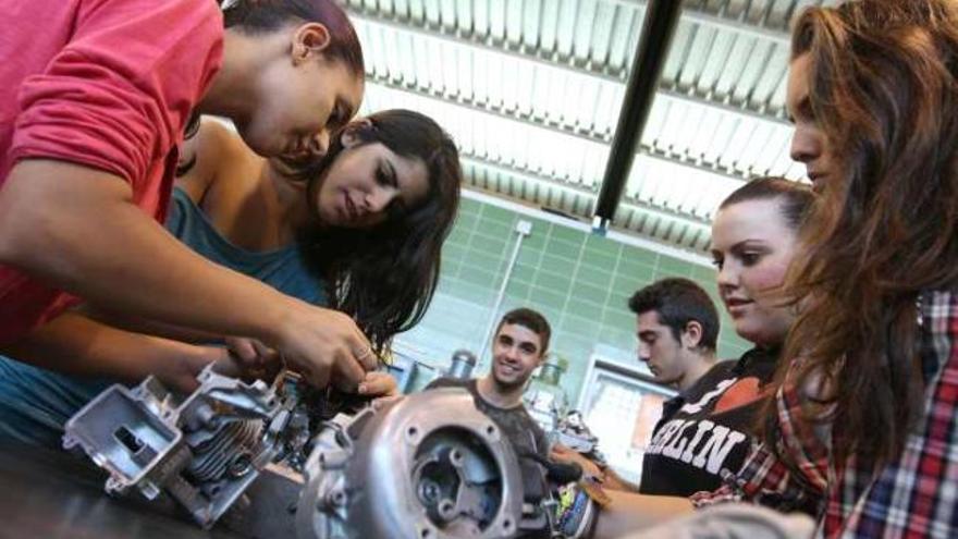 Los alumnos aprenden en el taller de Automoción a mejorar el motor y a fabricar el coche.