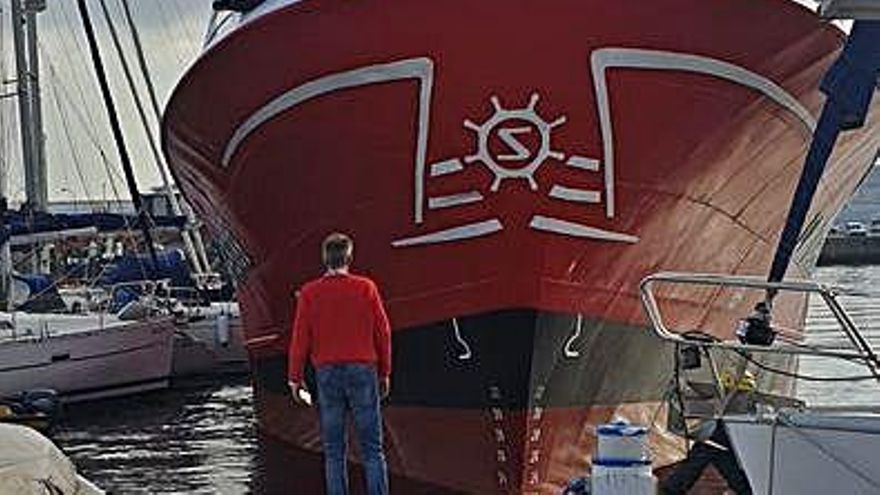 El pesquero “Carla”, en pleno pantalán en Bouzas.