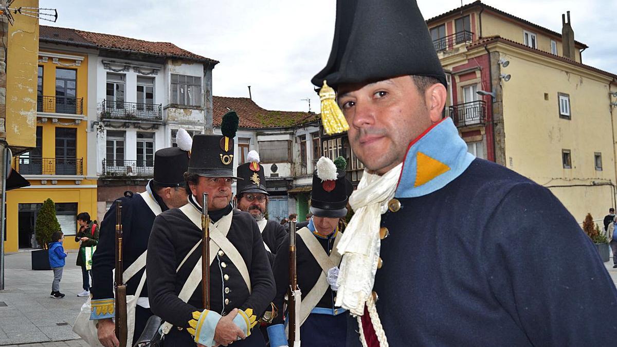 Pedro Villanueva, interpretando a Rafael del Riego, na plaza del Conceyu, coles tropes tres él. | A. M. Serrano