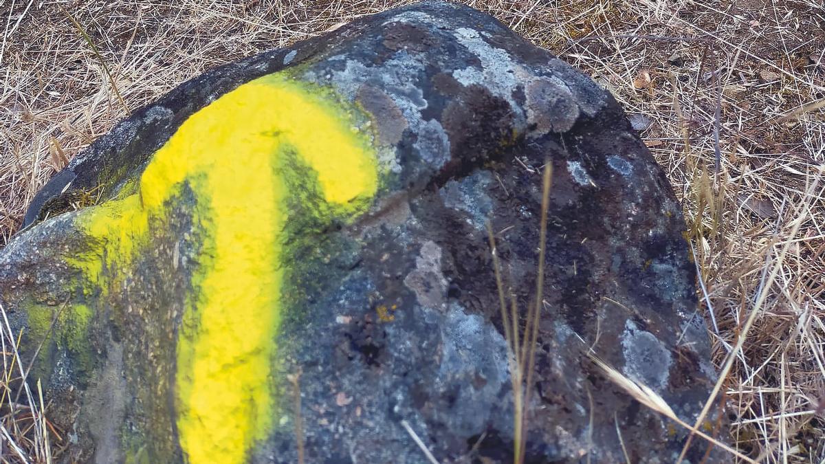 Una antigua marca en un roca para guiar a los peregrinos