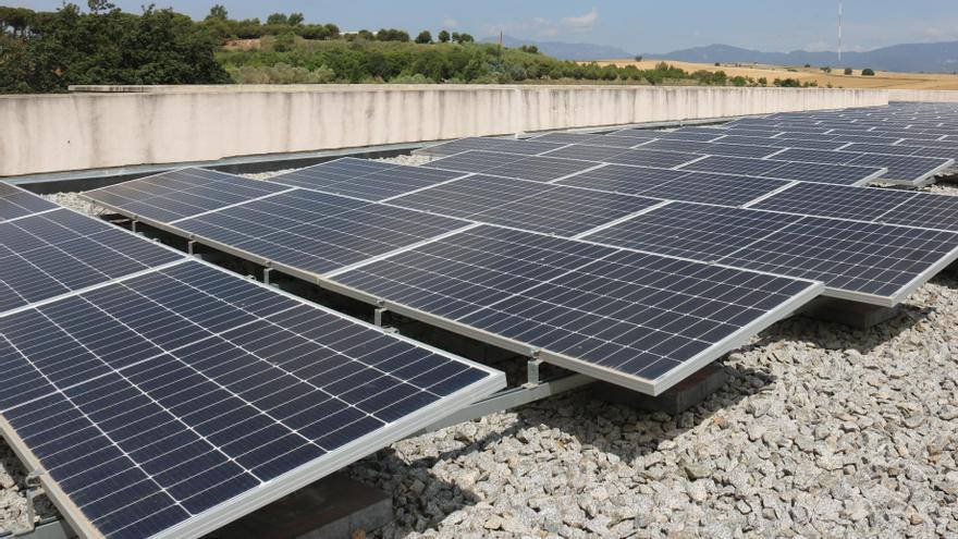 Plaques solars ubicades en un terrat