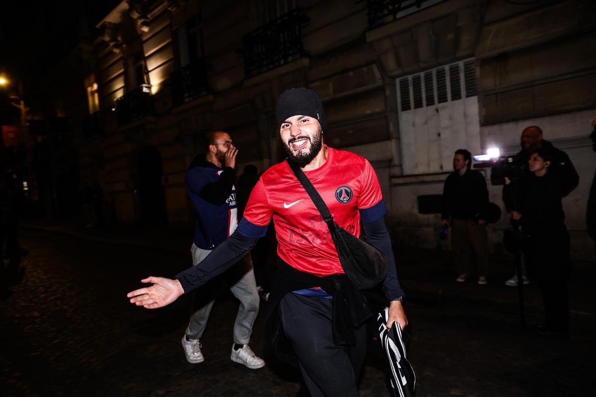 Un aficionado del PSG celebra anoche en París