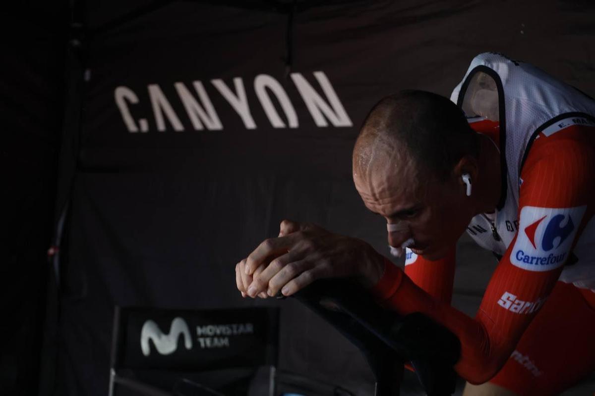 Enric Mas calienta junto al autobús del Movistar, antes de tomar la salida.