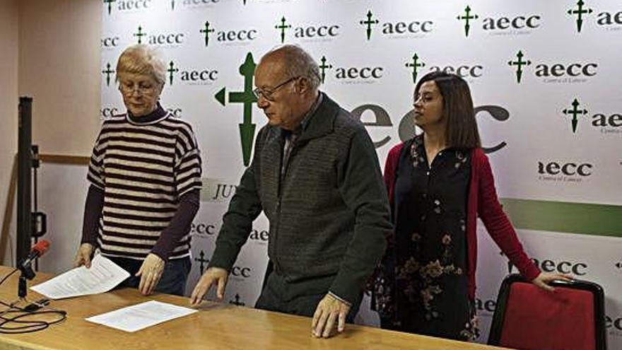 Julia Romero, Alfonso Fernández Prieto y María Montejo, en la Asociación contra el Cáncer.