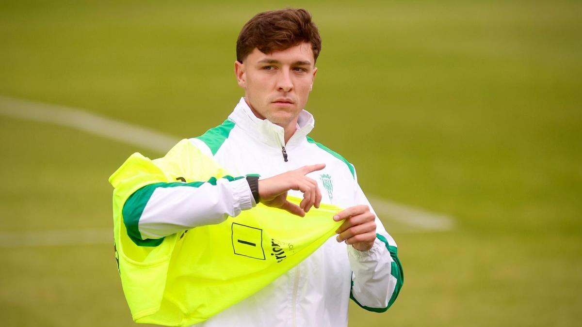 Alberto del Moral, con un peto de entrenamiento durante una sesión de trabajo del Córdoba CF.