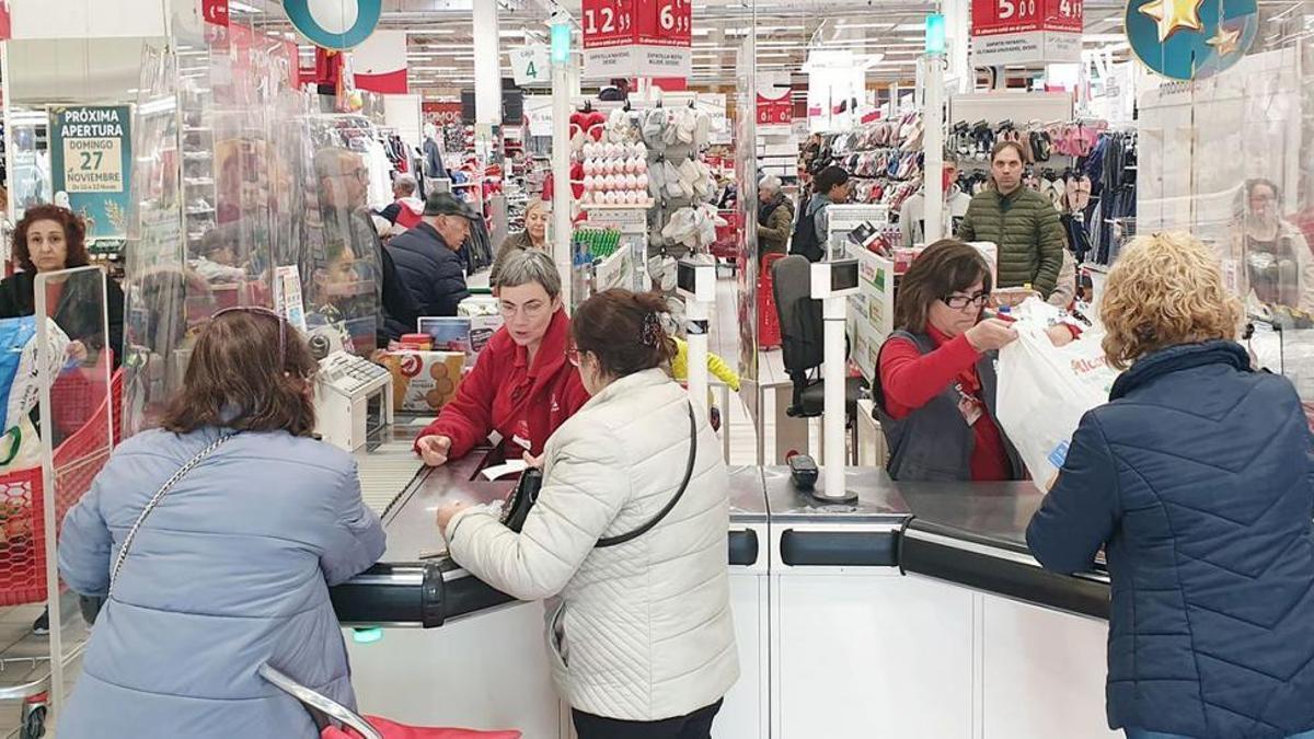 Clientes y trabajadores en el Alcampo de Coia.