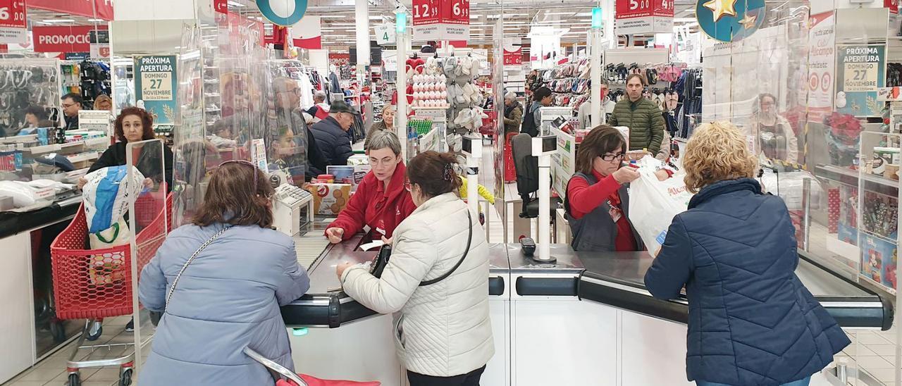 Clientes y trabajadores en el Alcampo de Coia.