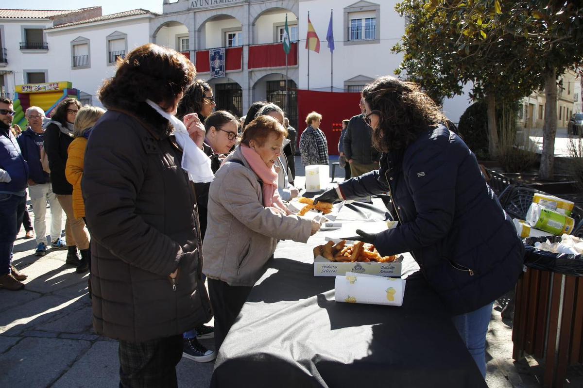 Reparto de churros en Hinojosa del Duque por el Día de Andalucía.