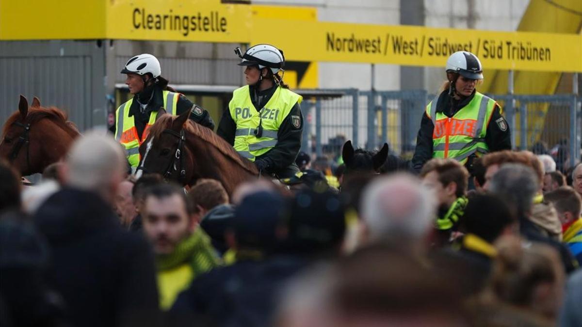 Policía patrullando en los alrededores del estadio del Dortmund