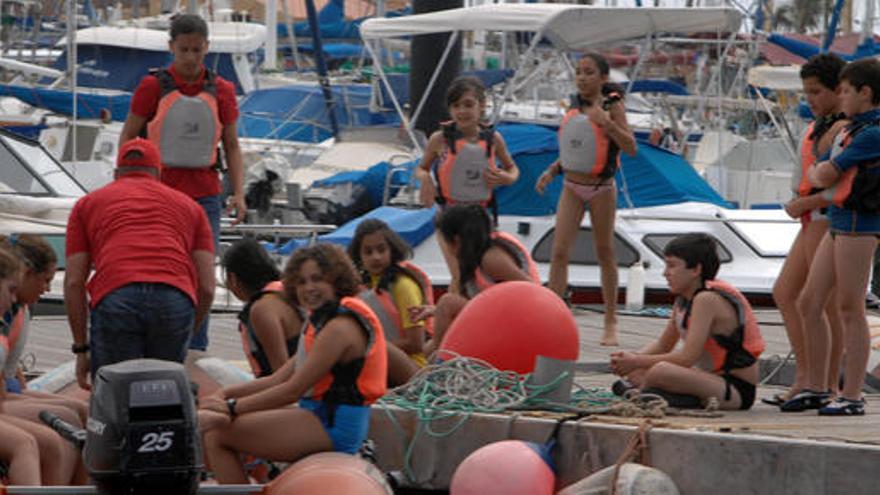 Escolares de Primaria del colegio Alcaravaneras se preparan para aprender a navegar, ayer, en el Muelle Deportivo. i JUAN CARLOS CASTRO