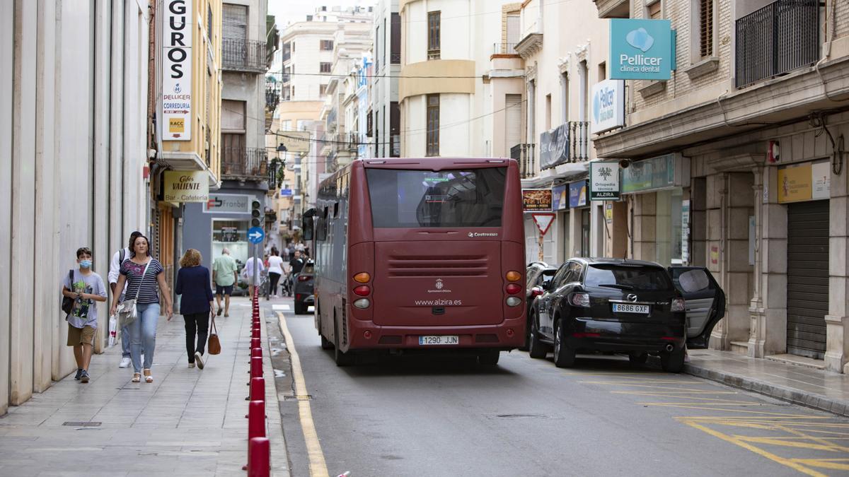 El autobús urbano recorre la calle Hort dels Frares de Alzira, en una imagen de archivo.
