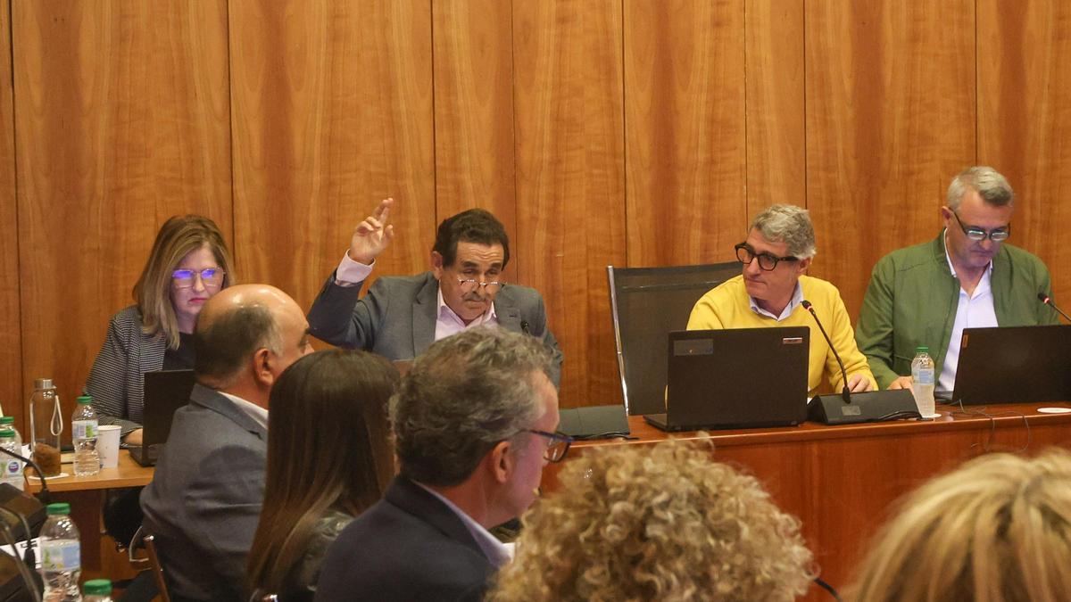 La interventora, Carmen Corral; el concejal Manuel Mestre; el alcalde, Pepe Vegara, y el secretario, Virgilio Estremera, en un pleno de Orihuela