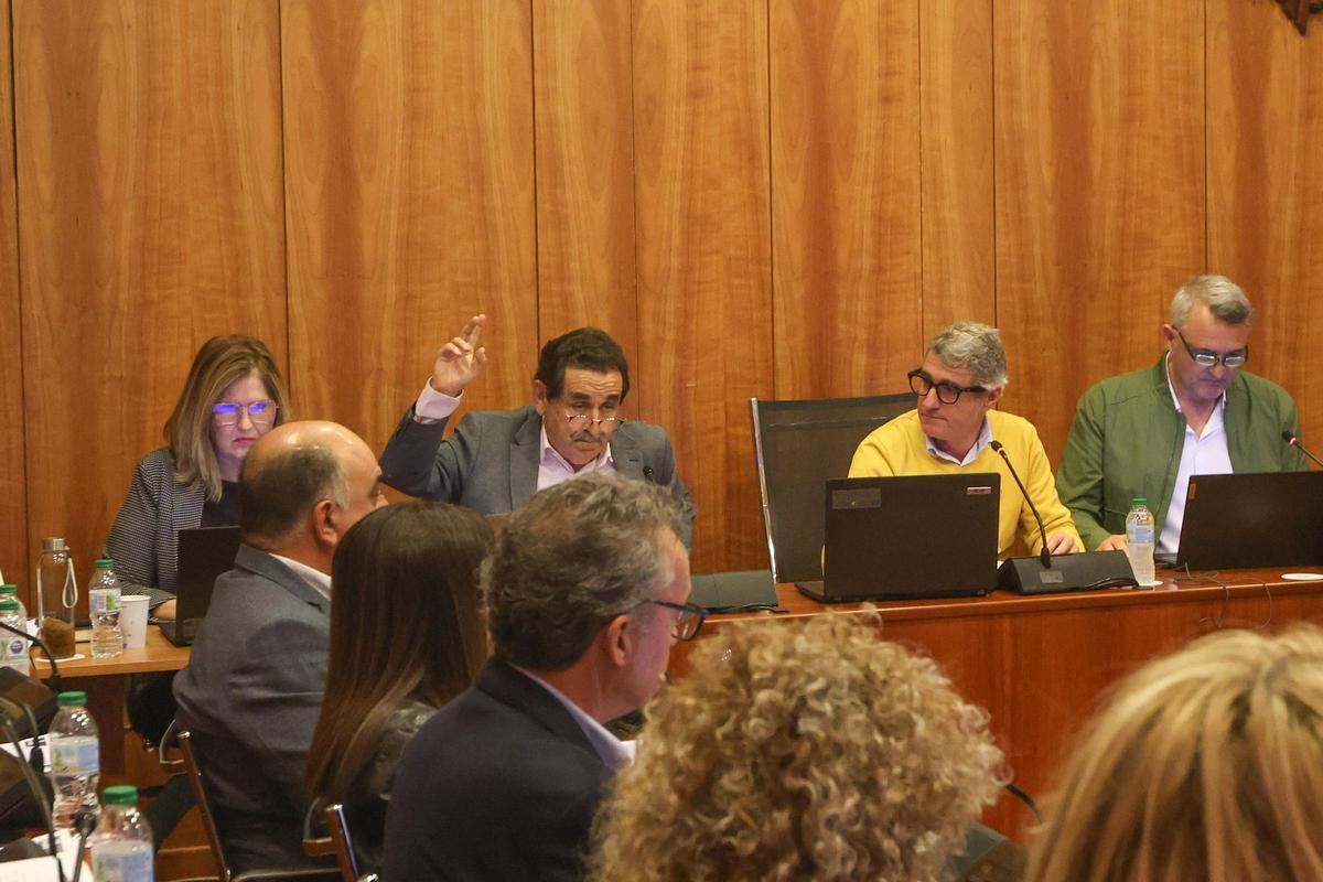 La interventora, Carmen Corral; el concejal Manuel Mestre; el alcalde, Pepe Vegara, y el secretario, Virgilio Estremera, en un pleno de Orihuela