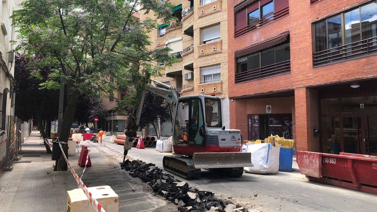 Obras en la calle Maluquer, ya reabierta al tráfico.