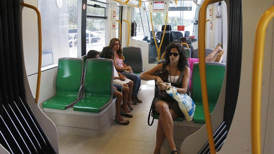 Usuarios en el metro de Málaga.