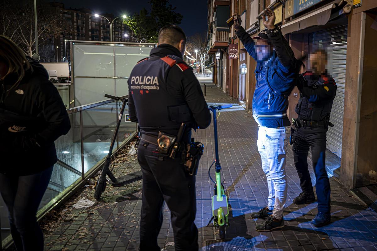 Seguimiento de una unidad de Mossos dEsquadra en Badalona, especializada en multireincidentes