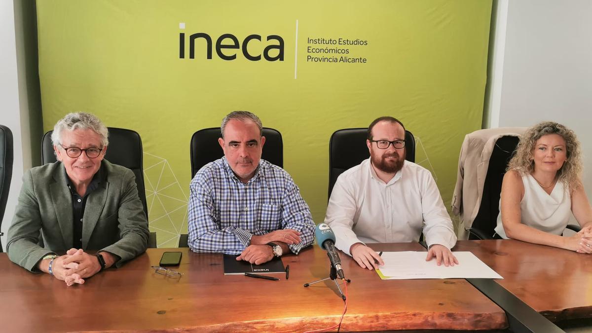 Francisco Llopis, Nacho Amirola, Quino Palací y Dolores Mejía, en la presentación del informe de Ineca.