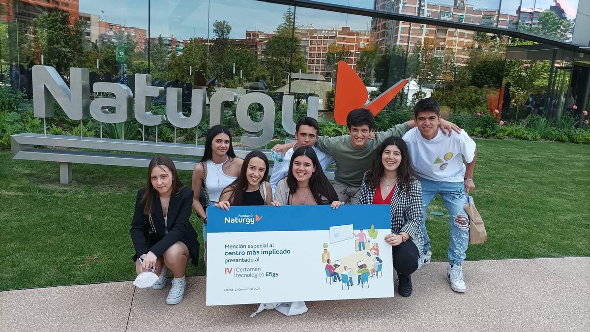 Alumnos del centro muestran el reconocimiento obtenido en el certamen de la Fundación Naturgy