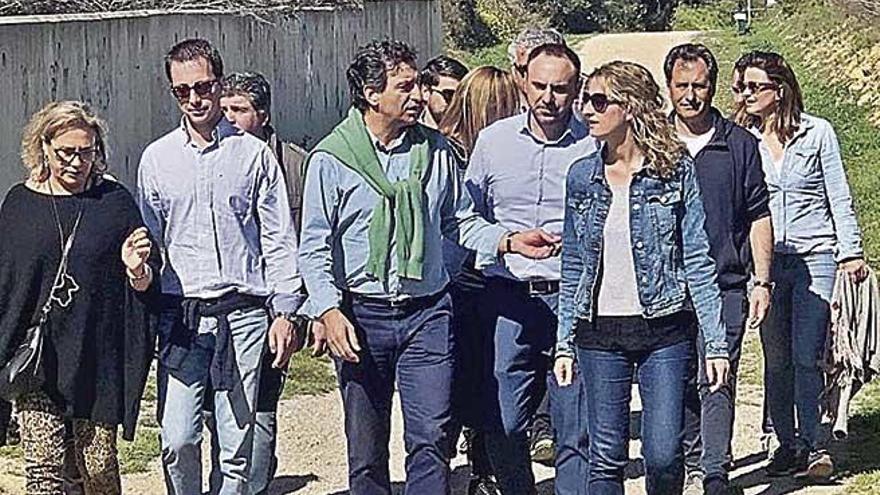 Paseo de Company, junto a otros miembros del PP, por la VÃ­a Verde.