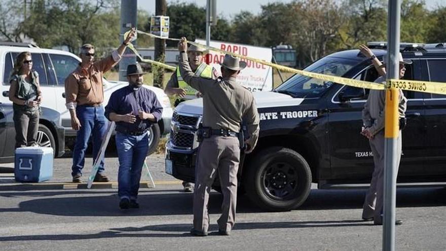 Un exmilitar mata a 26 personas a tiros en una iglesia de Texas