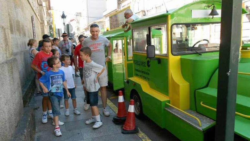 Usuarios del tren turístico, a su llegada a la parada de Tui. // E.G.